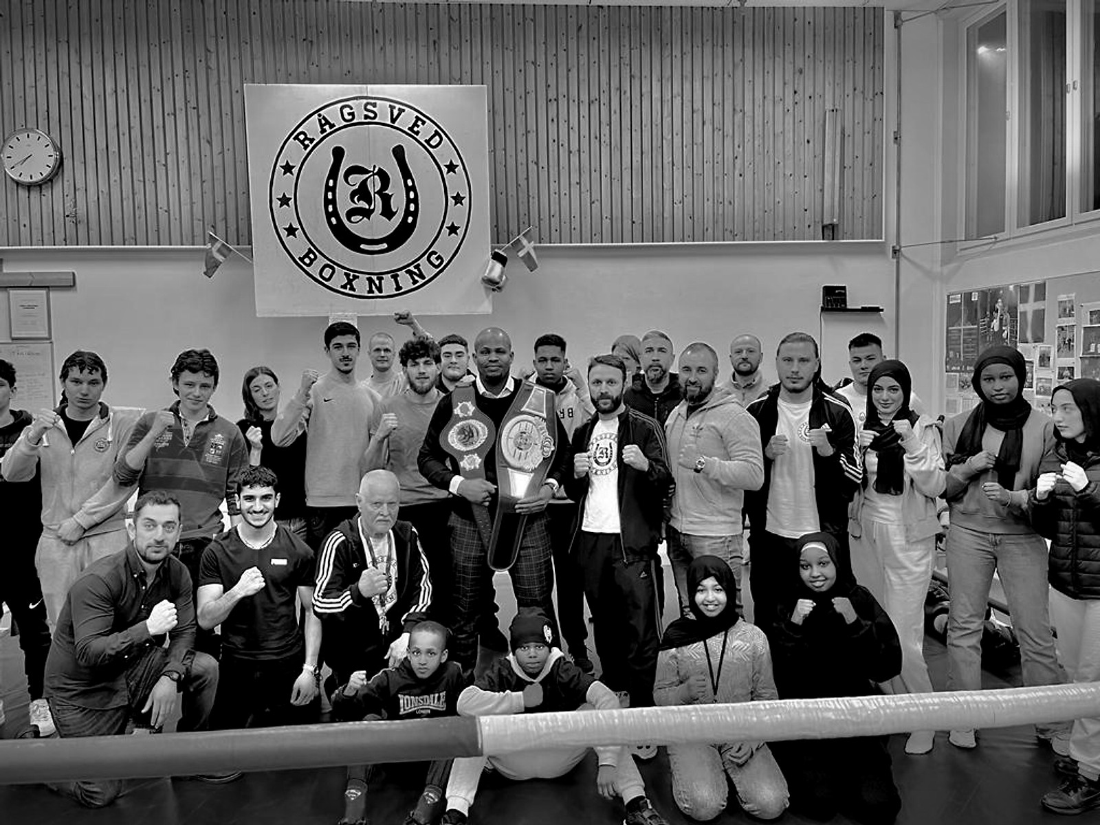 Stor gruppbild i boxningslokalen
